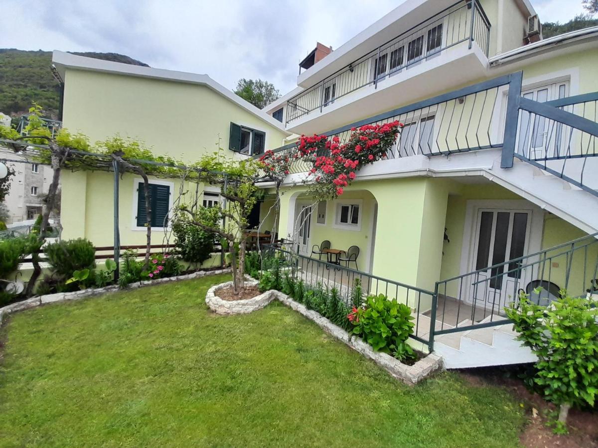 Apartments Simo Petrovac Buitenkant foto