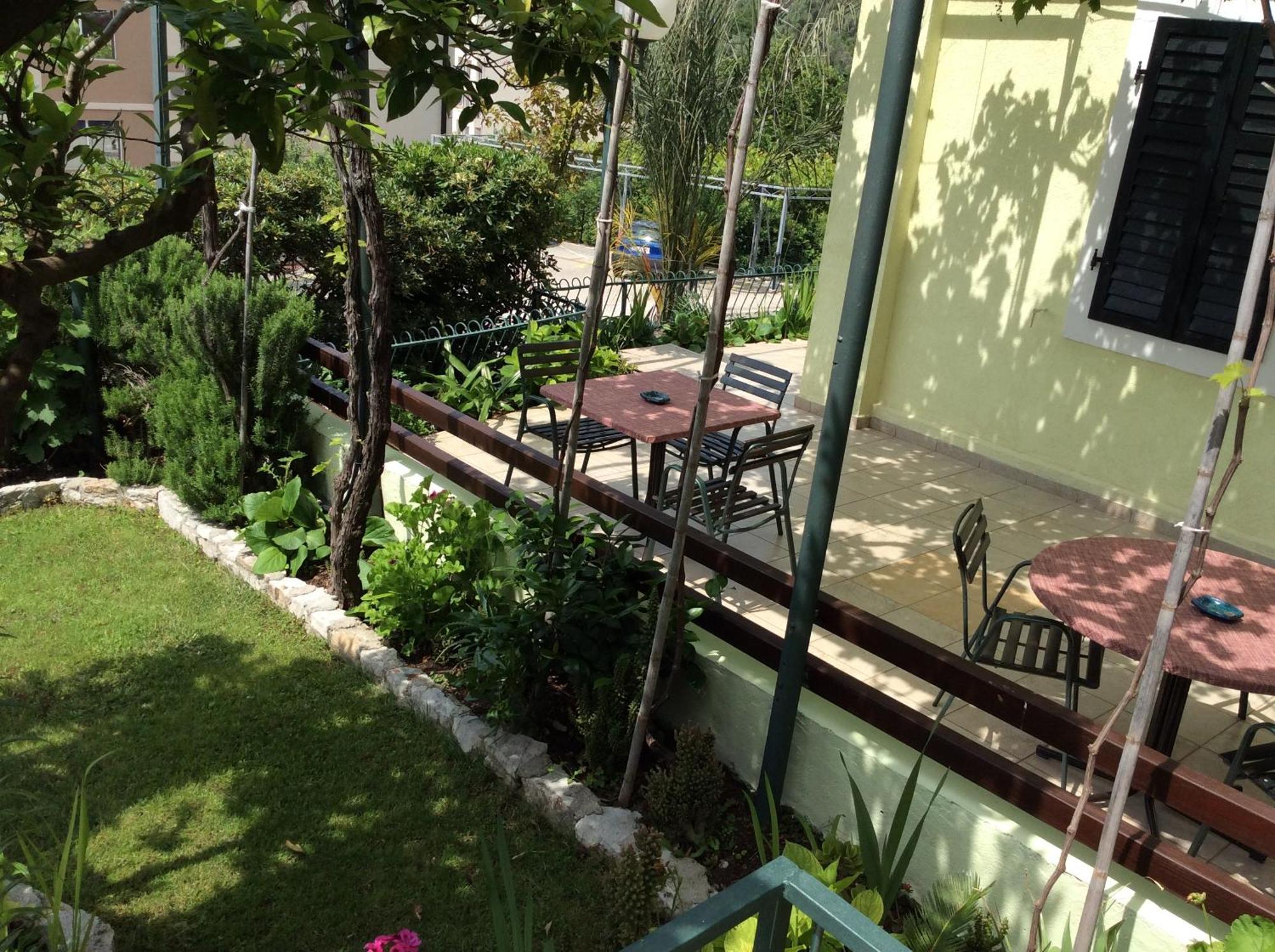 Apartments Simo Petrovac Buitenkant foto