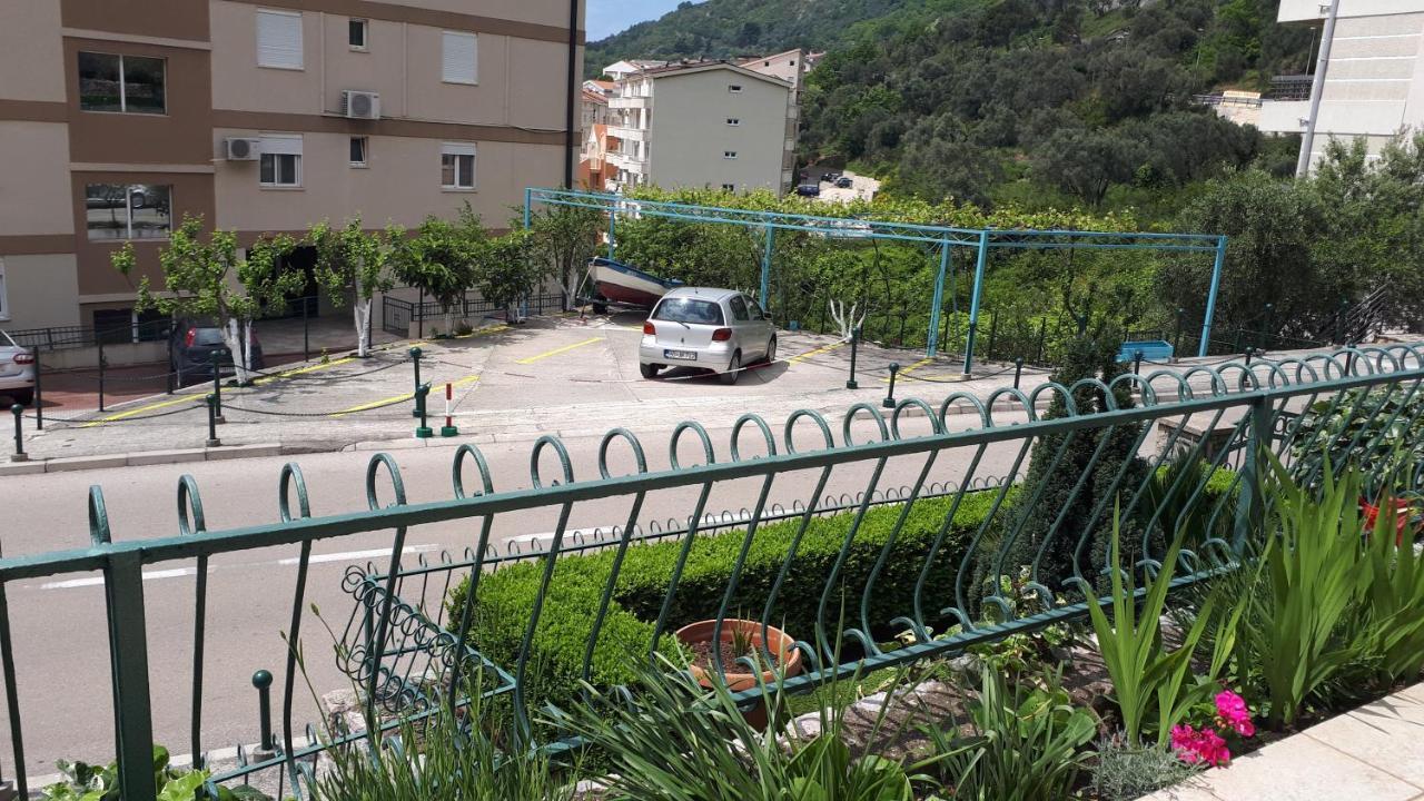 Apartments Simo Petrovac Buitenkant foto