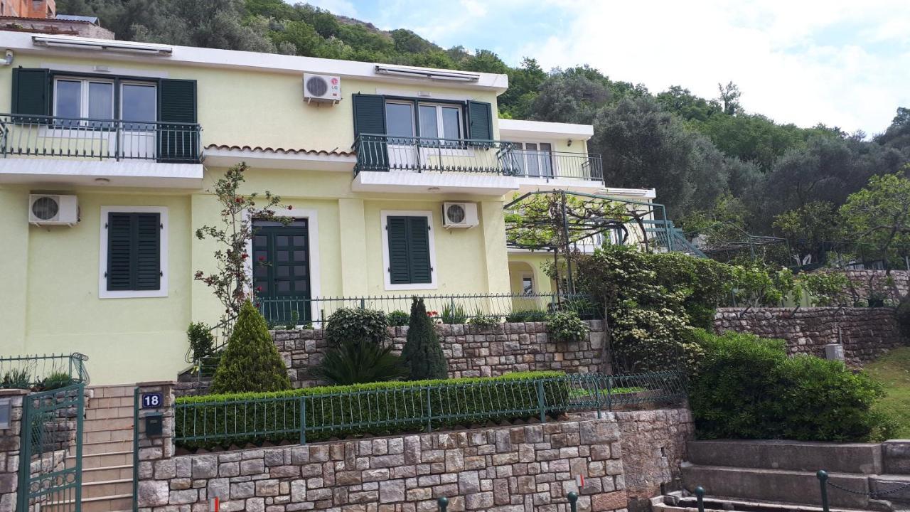 Apartments Simo Petrovac Buitenkant foto